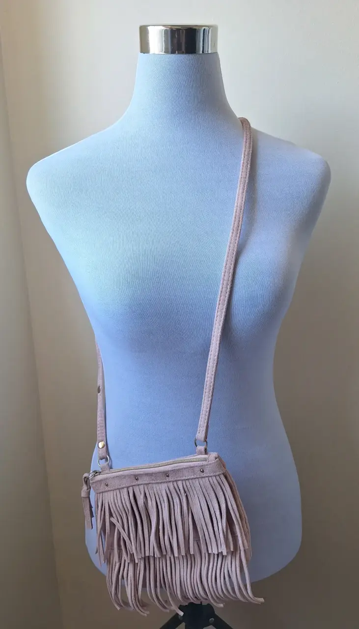 Cartera rosada con flecos