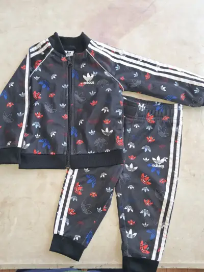 Conjunto deportivo infantil Adidas estampado - miniatura 1
