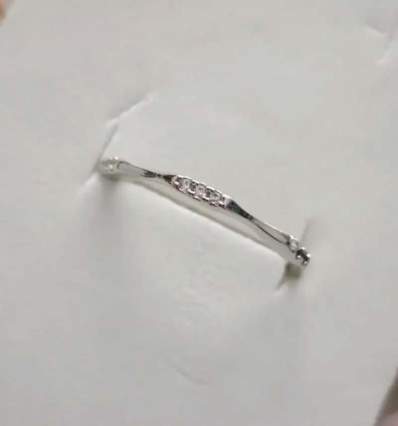 Anillo de acero con detalles brillantes - 1