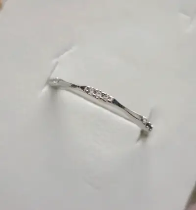 Anillo de acero con detalles brillantes - miniatura 1