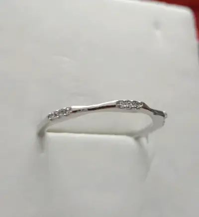Anillo de acero con detalles brillantes - miniatura 2