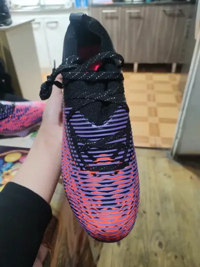 Zapatillas de fútbol multicolor con diseño moderno - miniatura 1
