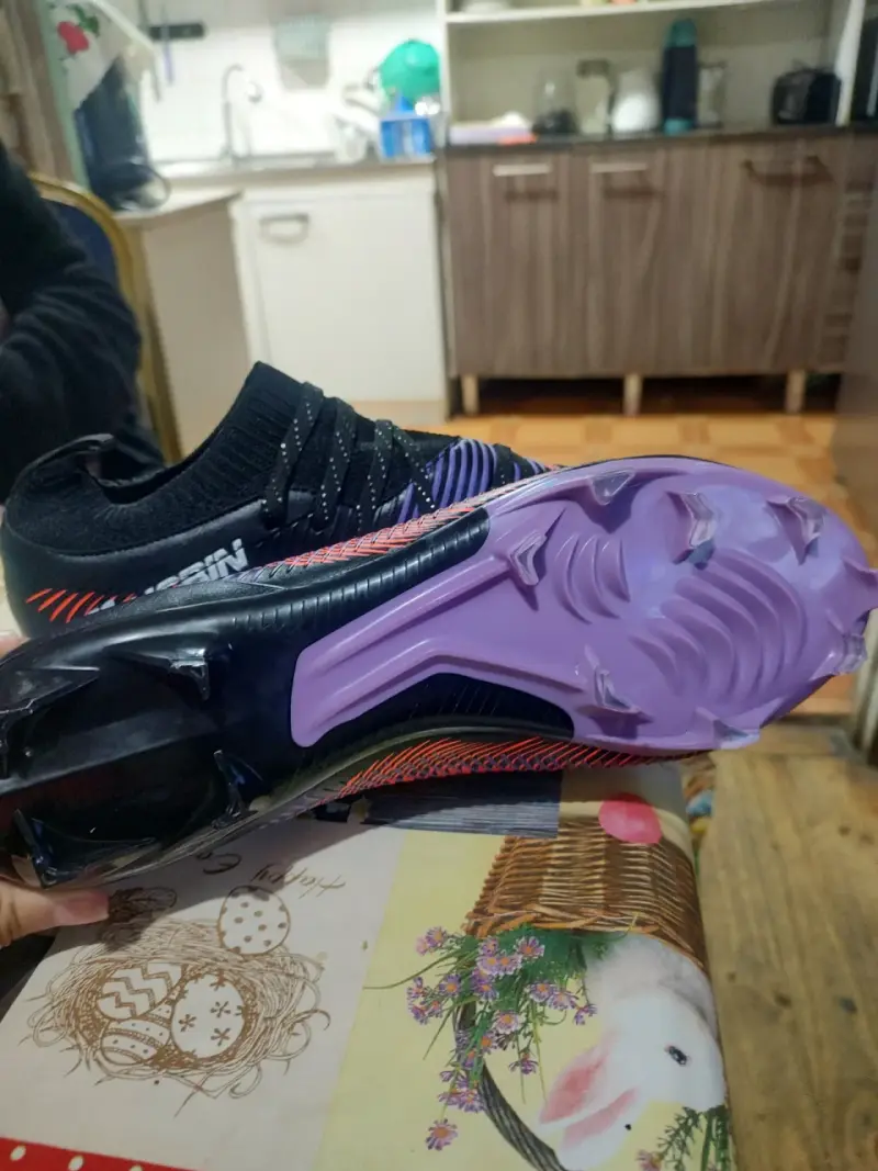 Zapatillas de fútbol multicolor con diseño moderno - 2