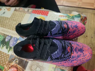 Zapatillas de fútbol multicolor con diseño moderno - miniatura 3