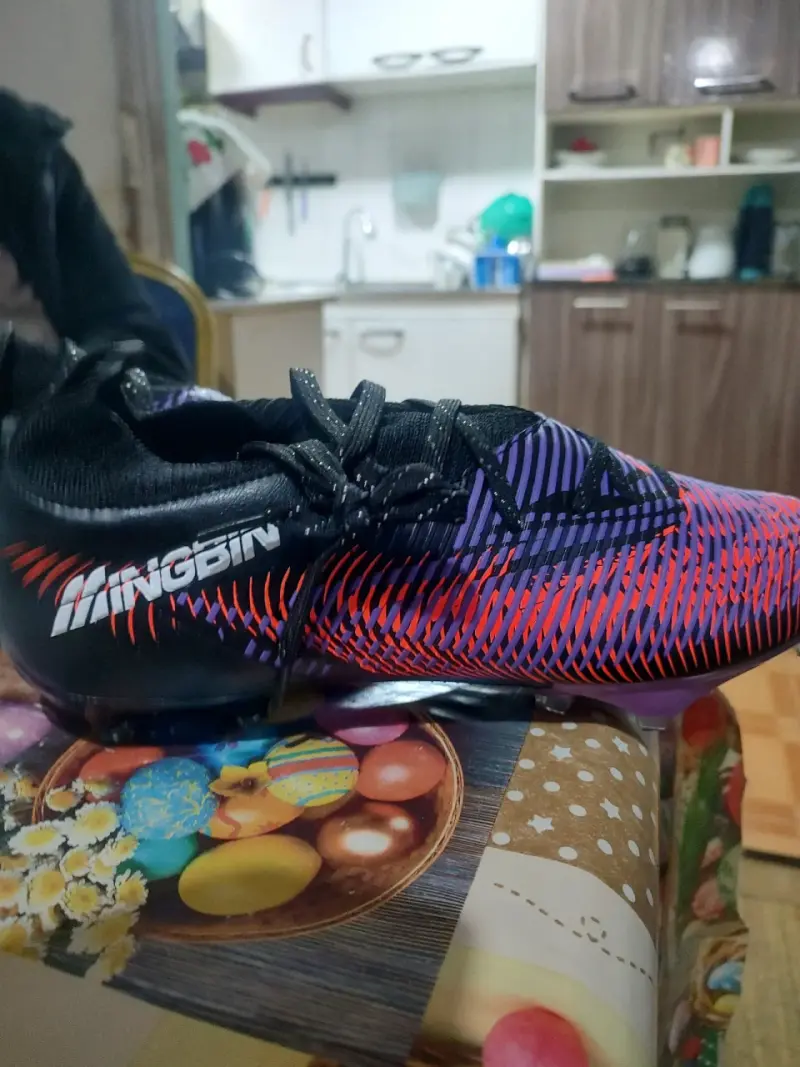 Zapatillas de fútbol multicolor con diseño moderno - 4