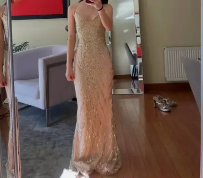 Vestido largo de fiesta dorado con lentejuelas - miniatura 2