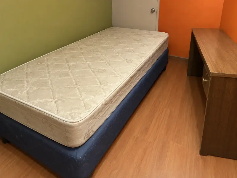 Cama individual con colchón y escritorio de madera - 1