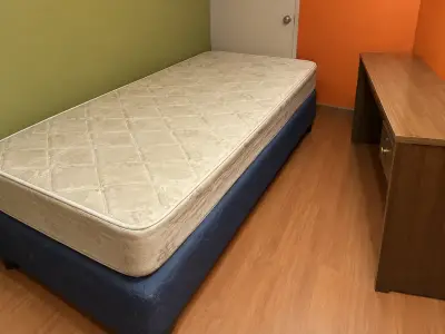 Cama individual con colchón y escritorio de madera - miniatura 1
