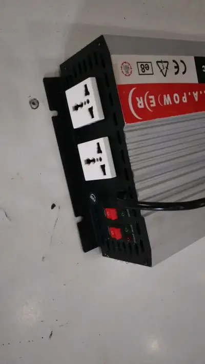 Inversor de Potencia L.A. Power 1000W 12V a 220V - miniatura 3