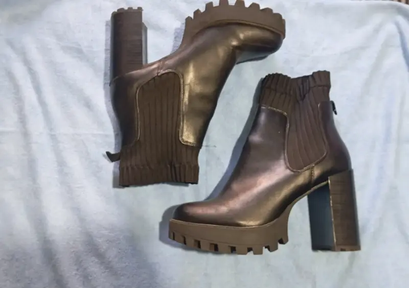 Botines de cuero negro con tacón grueso - 1