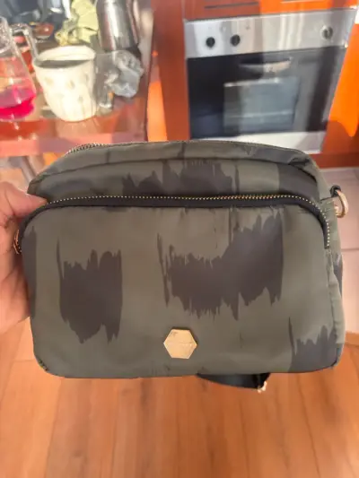 Cartera verde con diseño moderno - miniatura 1