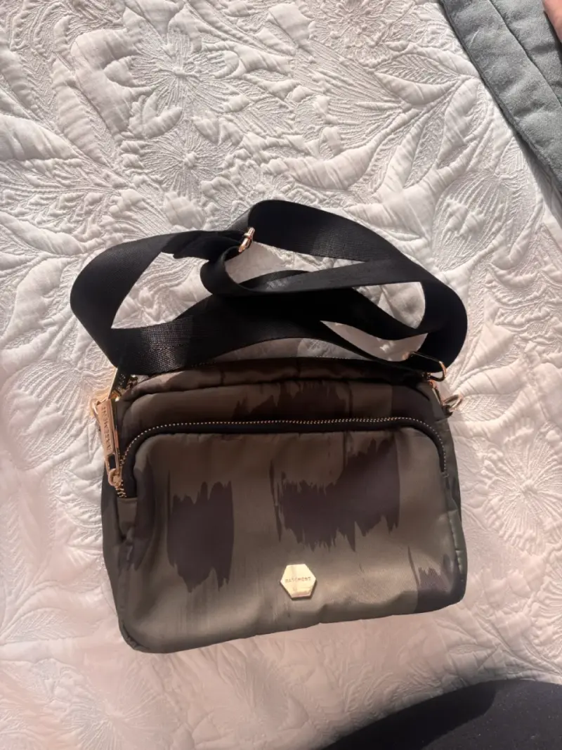 Cartera verde con diseño moderno - 2