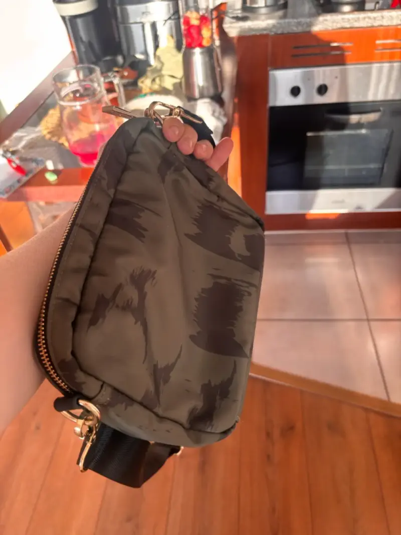 Cartera verde con diseño moderno - 3