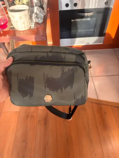 Cartera verde con diseño moderno - miniatura 4
