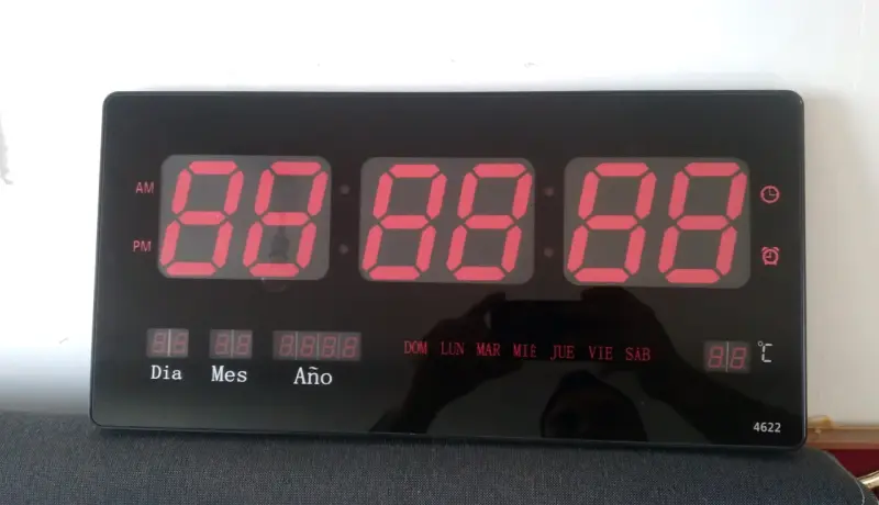 Reloj digital LED con calendario y temperatura