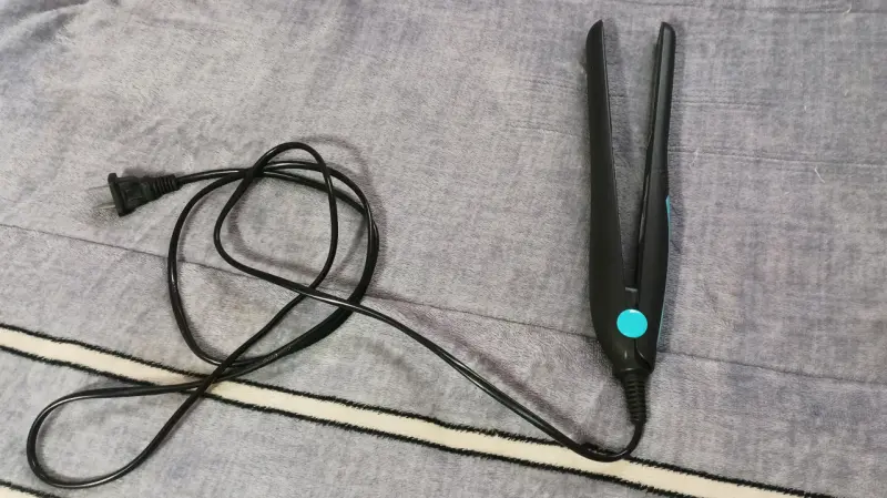 Plancha de Pelo Eléctrica GMV Negra y Azul - 4