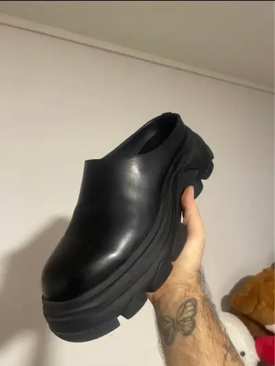 Zuecos zara de ecocuero negro con suela gruesa - miniatura 1