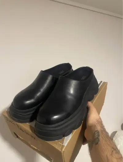 Zuecos zara de ecocuero negro con suela gruesa - miniatura 3