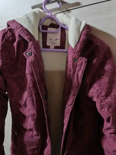 Abrigo infantil morado con diseño floral - miniatura 1