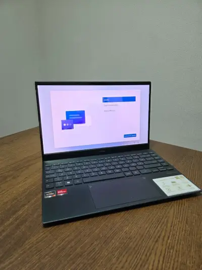 Laptop ASUS ZenBook 13 con Procesador AMD Ryzen 7 - miniatura 1