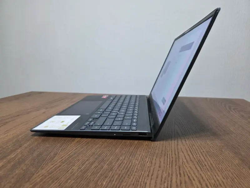 Laptop ASUS ZenBook 13 con Procesador AMD Ryzen 7 - 2