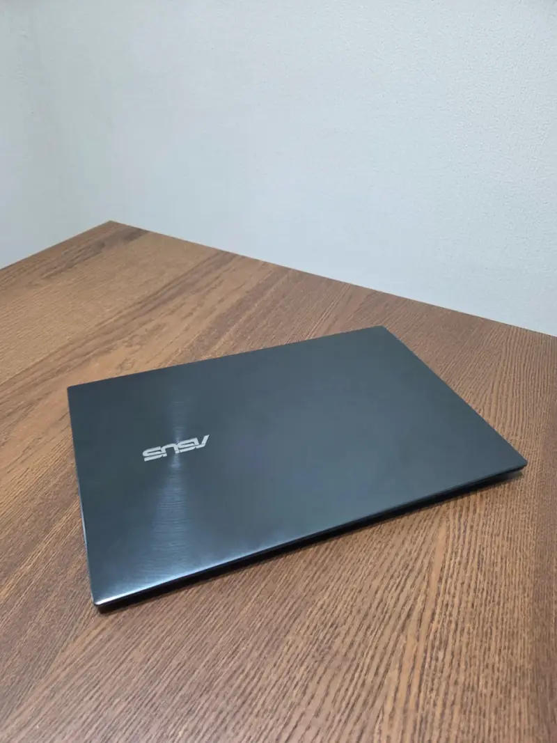 Laptop ASUS ZenBook 13 con Procesador AMD Ryzen 7 - 3