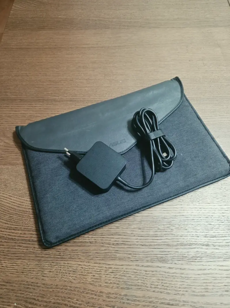 Laptop ASUS ZenBook 13 con Procesador AMD Ryzen 7 - 5
