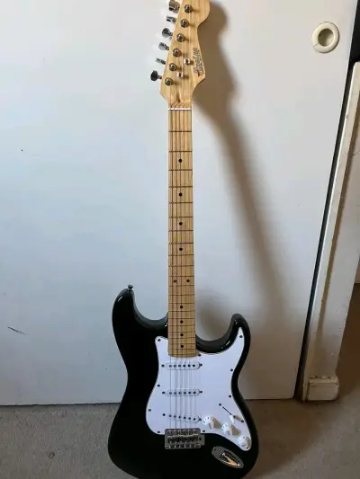 Guitarra eléctrica Zalea negra con funda y accesorios - miniatura 2
