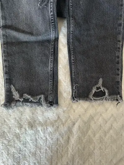 Jeans negros desgastados para mujer Zara - miniatura 3