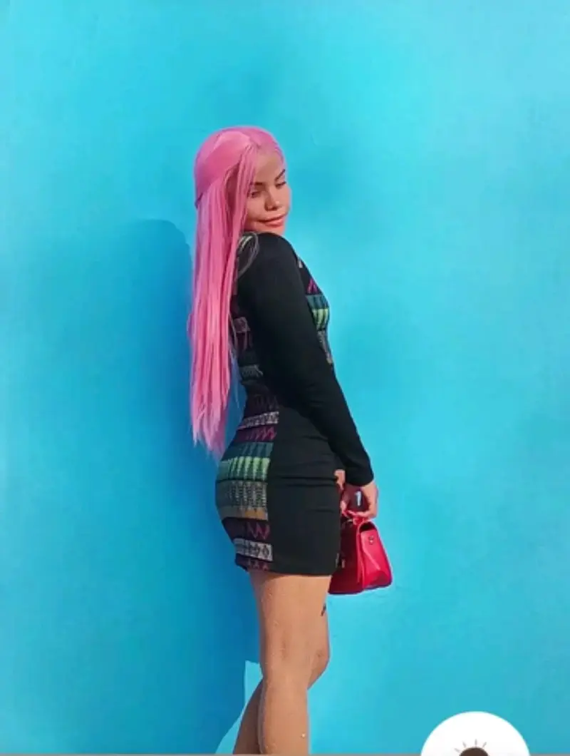 Vestido ajustado negro con estampado étnico