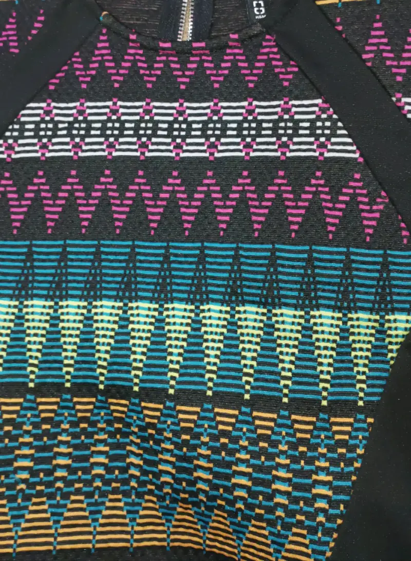 Vestido ajustado negro con estampado étnico - 2