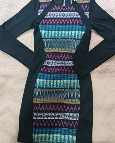 Vestido ajustado negro con estampado étnico - miniatura 3