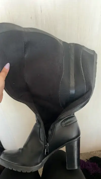 Botas negras de cuero con tacón alto - miniatura 1