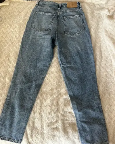 Jeans Mom Fit H&M Azul Claro - miniatura 2