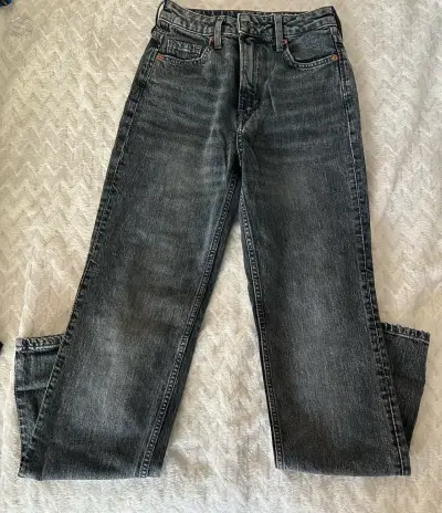 Jeans rectos de mezclilla azul oscuro para mujer - miniatura 1