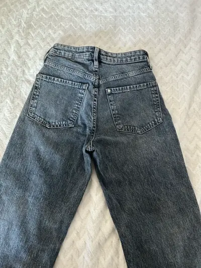 Jeans rectos de mezclilla azul oscuro para mujer - miniatura 2