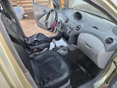 Toyota Yaris 2000 en buen estado - miniatura 1