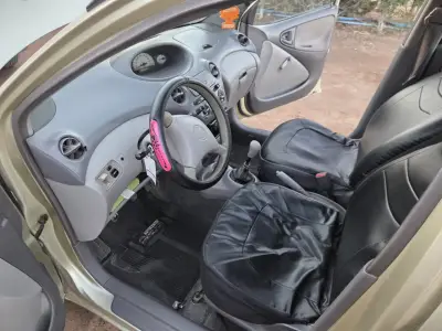 Toyota Yaris 2000 en buen estado - miniatura 2