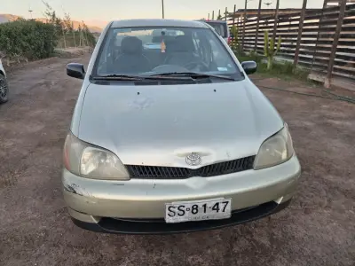 Toyota Yaris 2000 en buen estado - miniatura 4