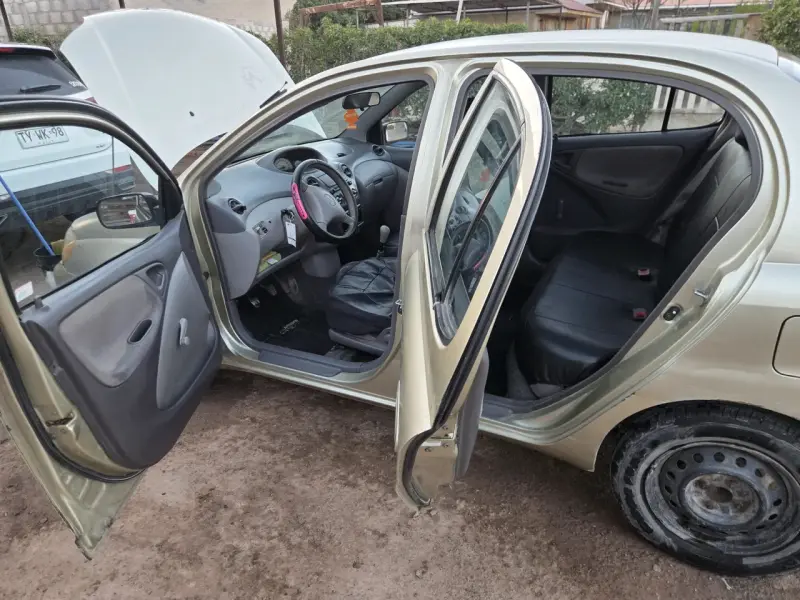 Toyota Yaris 2000 en buen estado - 5