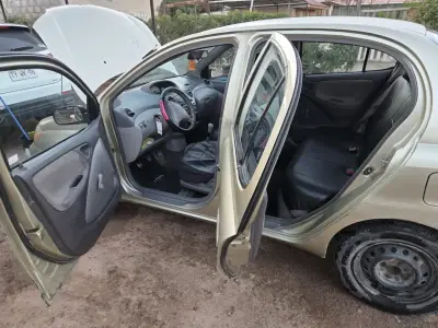 Toyota Yaris 2000 en buen estado - miniatura 5