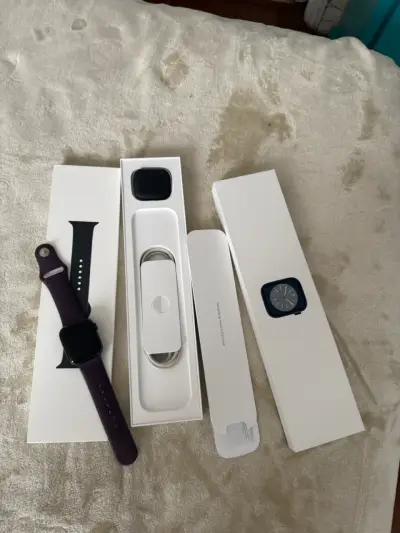 Apple Watch Series 8 con correas adicionales - miniatura 1
