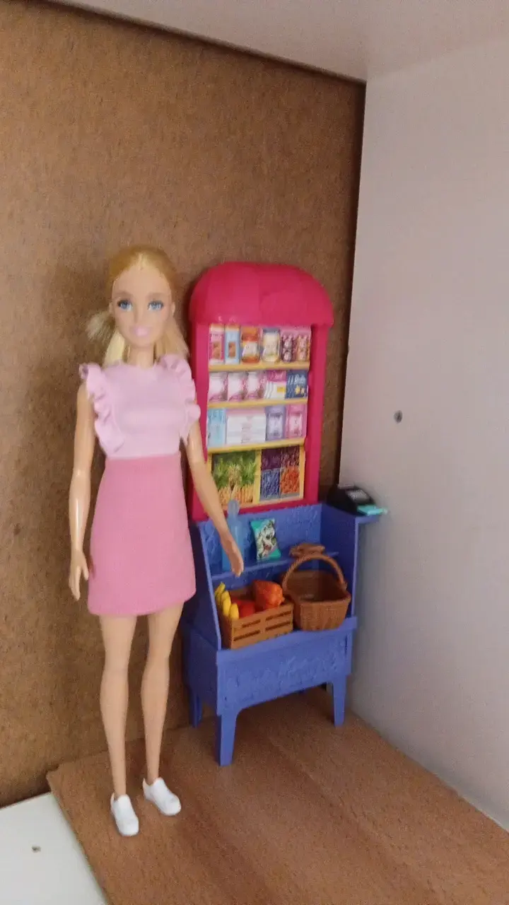 Muñeca con puesto de frutas y caja registradora - 1