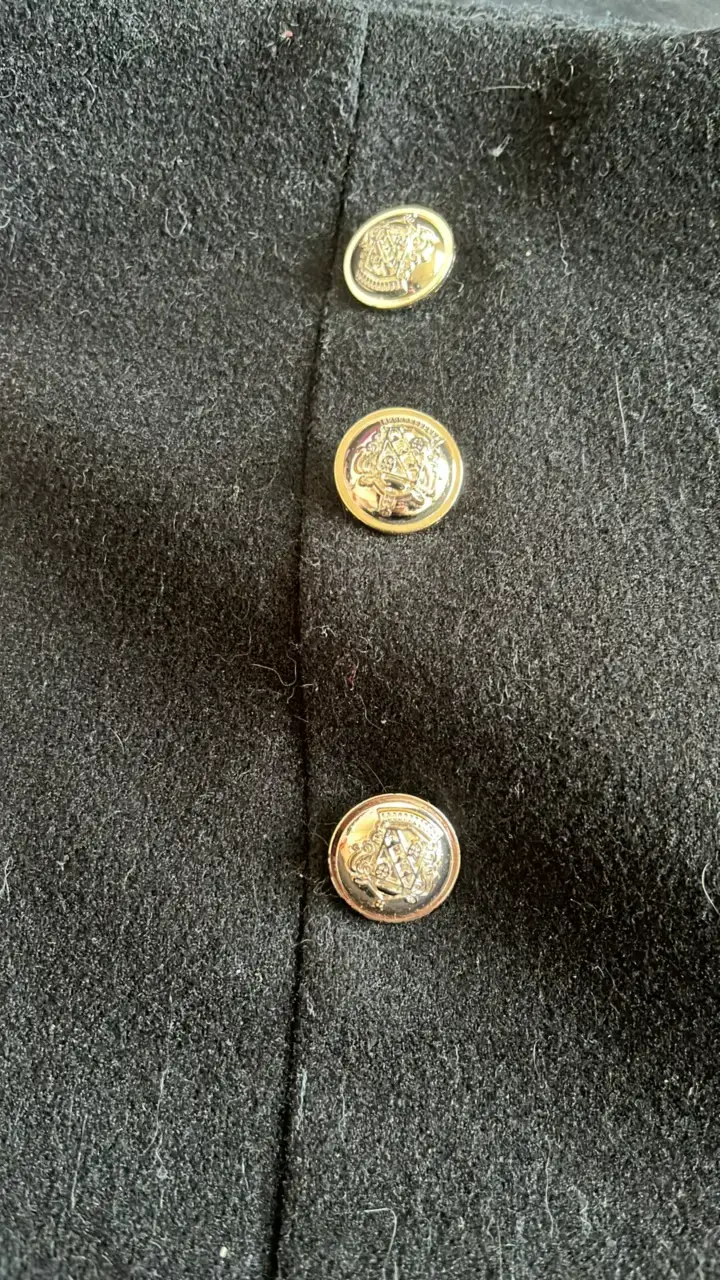 Short  negro con botones dorados - 3