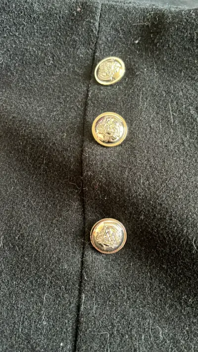 Short  negro con botones dorados - miniatura 3
