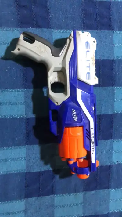 Pistola Nerf Elite Disruptor azul y naranja - miniatura 1