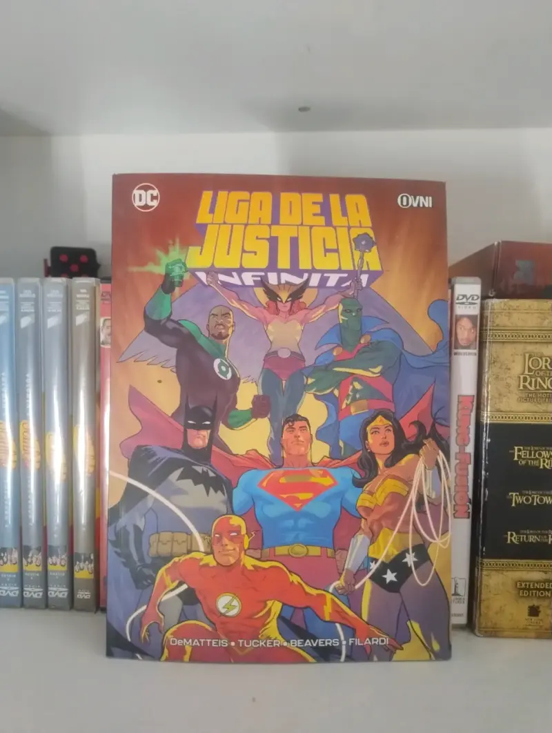Cómic Liga de la Justicia Infinita DC