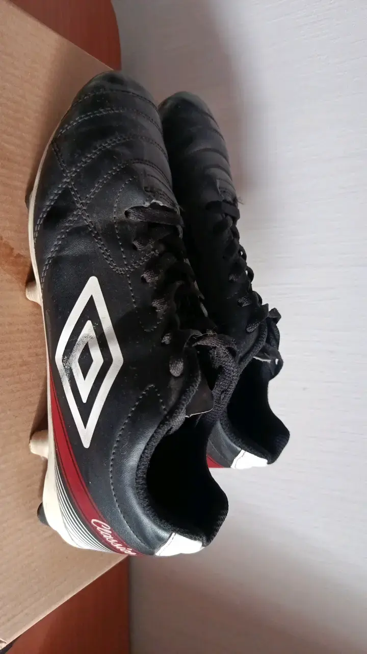 Zapatos de fútbol Umbro negros con tacos - 1