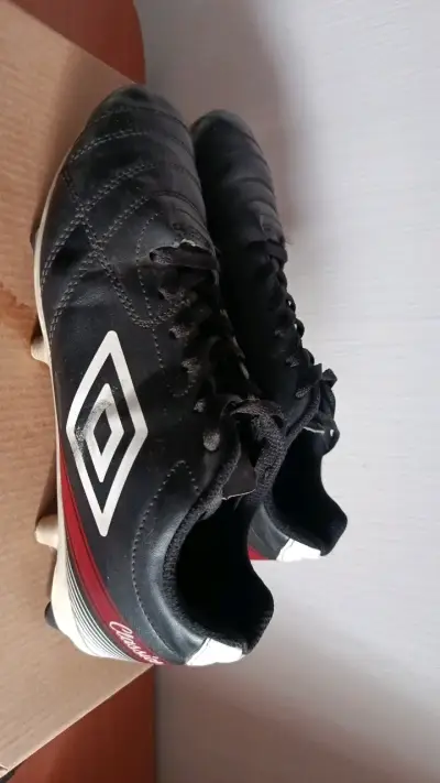 Zapatos de fútbol Umbro negros con tacos - miniatura 1