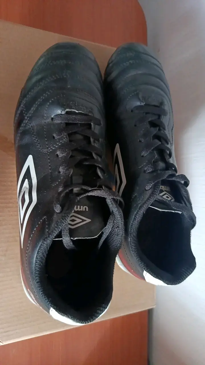 Zapatos de fútbol Umbro negros con tacos - 2
